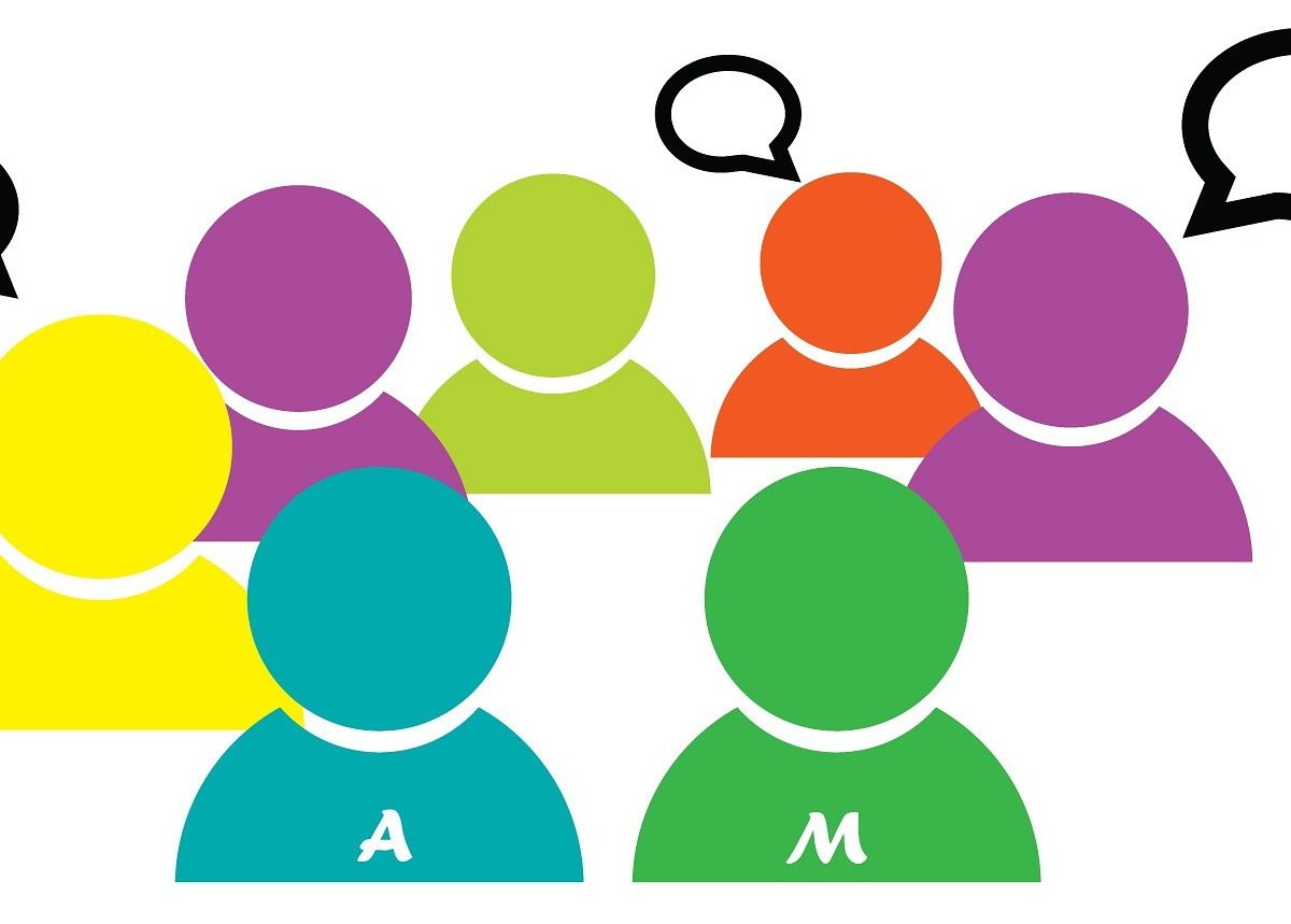 Round figure illustrations with chat balloons